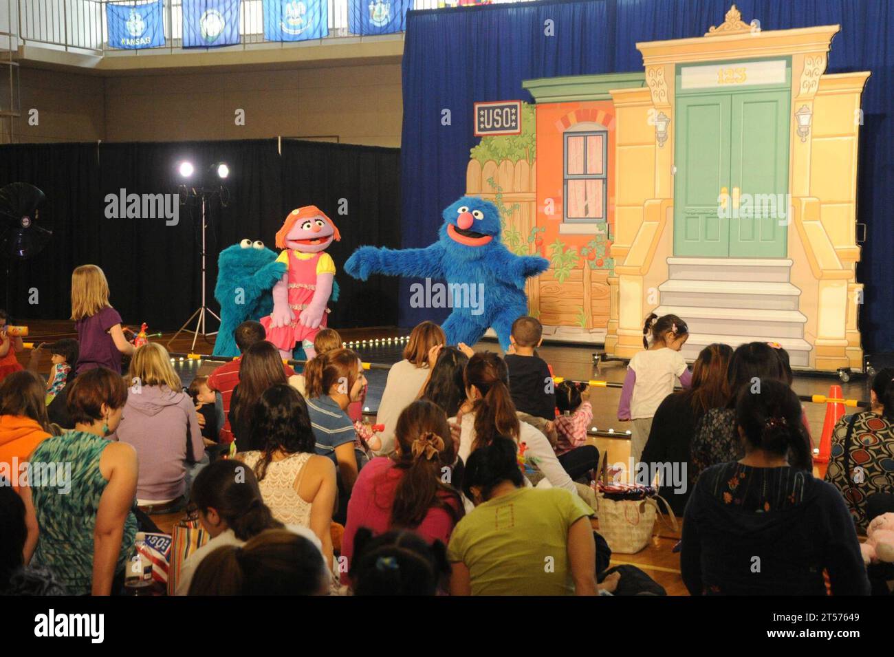 Les résidents d'Atsugi, de la Marine AMÉRICAINE, regardent les personnages de Sesame Street Grover, Katie et cookie Monster chanter et danser d.jpg Banque D'Images