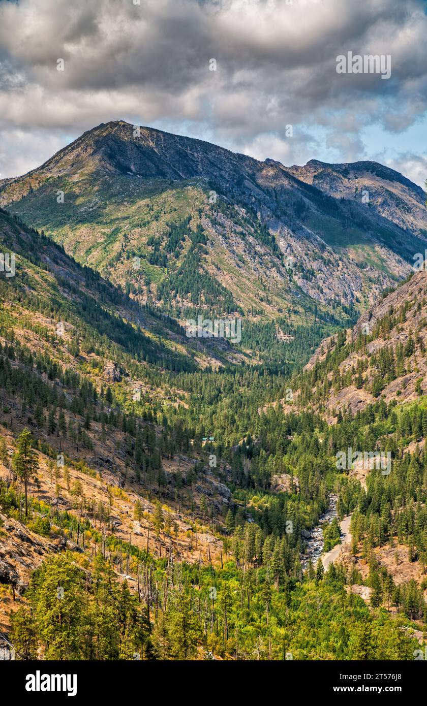 Cashmere Mountain massif au-dessus du canyon d'Icicle Creek, vue depuis Snow Lakes Trail, Wenatchee Mountains, Cascade Range, État de Washington, États-Unis Banque D'Images