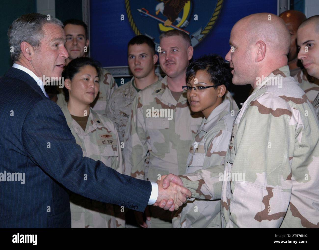 Le président de la marine AMÉRICAINE George W. Bush serre la main du personnel de la marine Banque D'Images