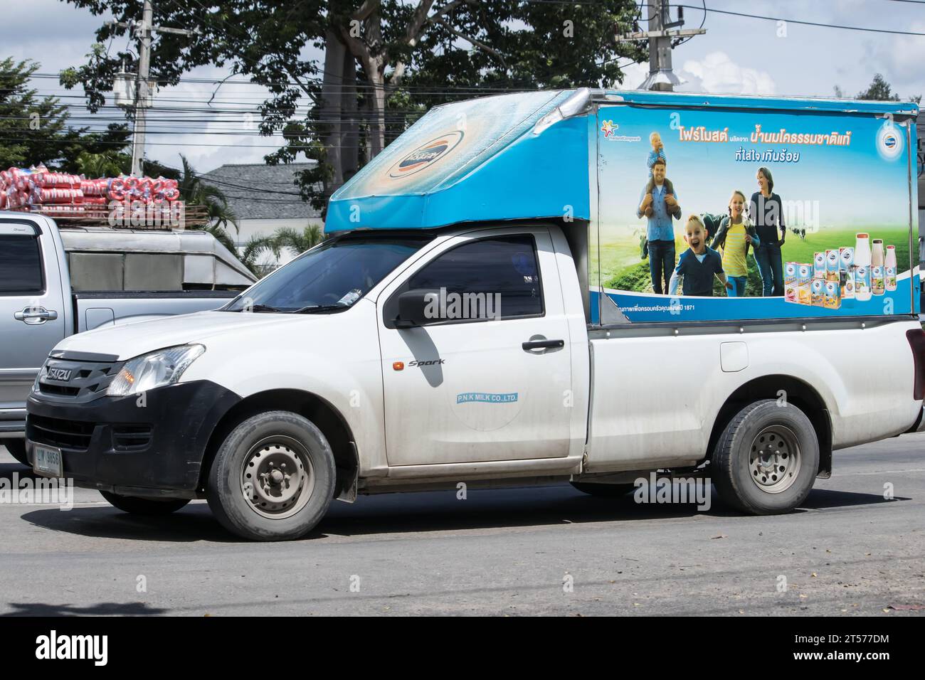 Chiangmai, Thaïlande - Auguest 29 2023 : mini camion conteneur de produits laitiers PNK. Photo à la route no 121 à environ 8 km du centre-ville de Chiangmai, thaïlande. Banque D'Images
