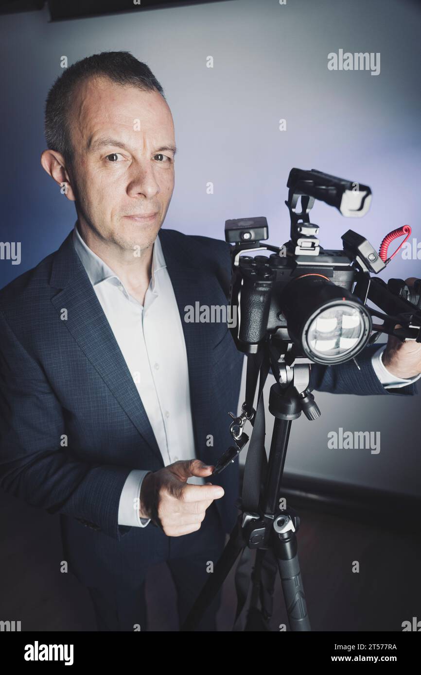 Photographe vidéaste en studio en costume photo. Banque D'Images