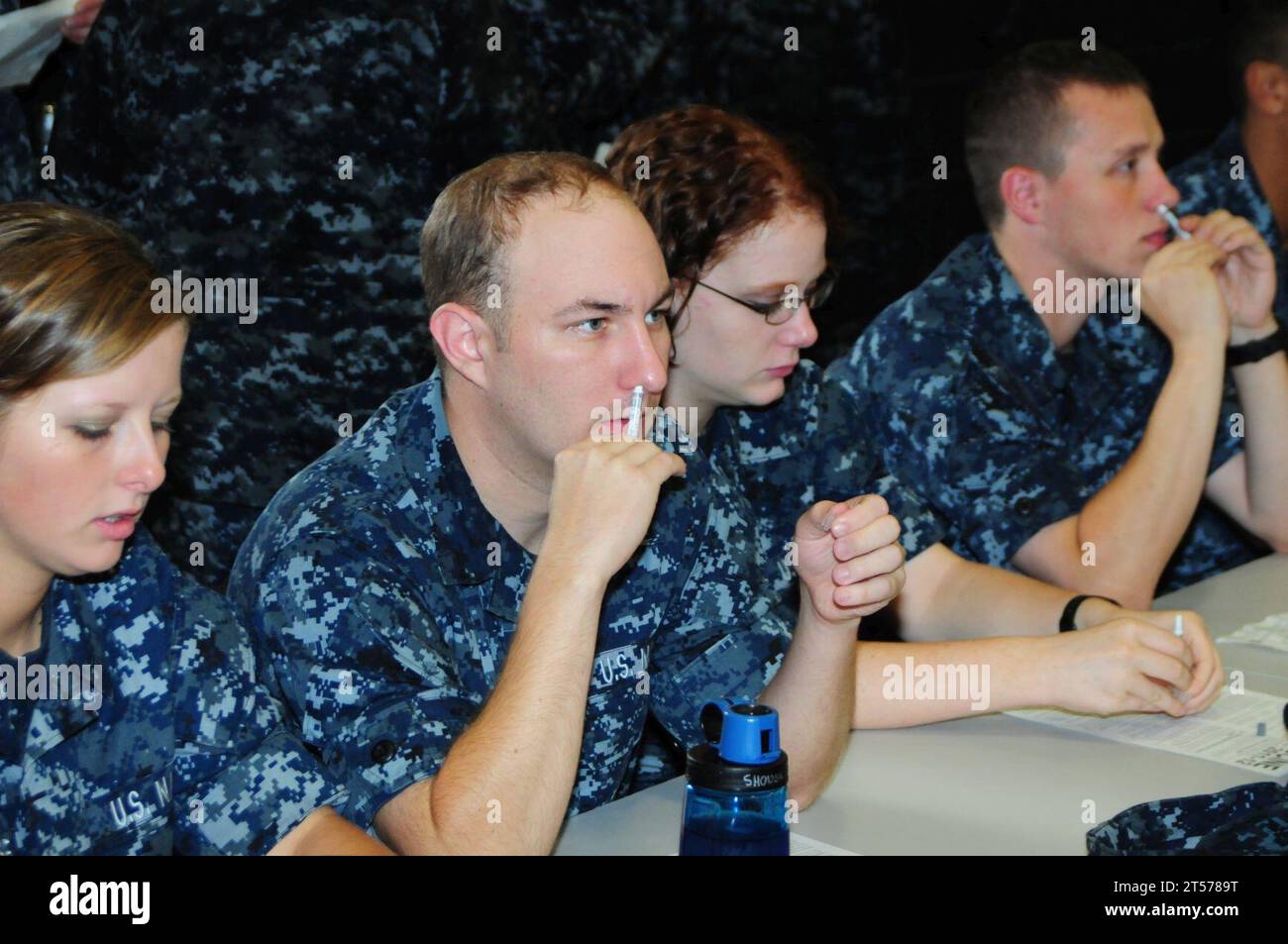 Les marins de l'US Navy affectés aux quartiers enrôlés de Bachelor USS Franklin et USS Halsey s'auto-administrent la brume vaccinale contre la grippe à Train.jpg heures Banque D'Images