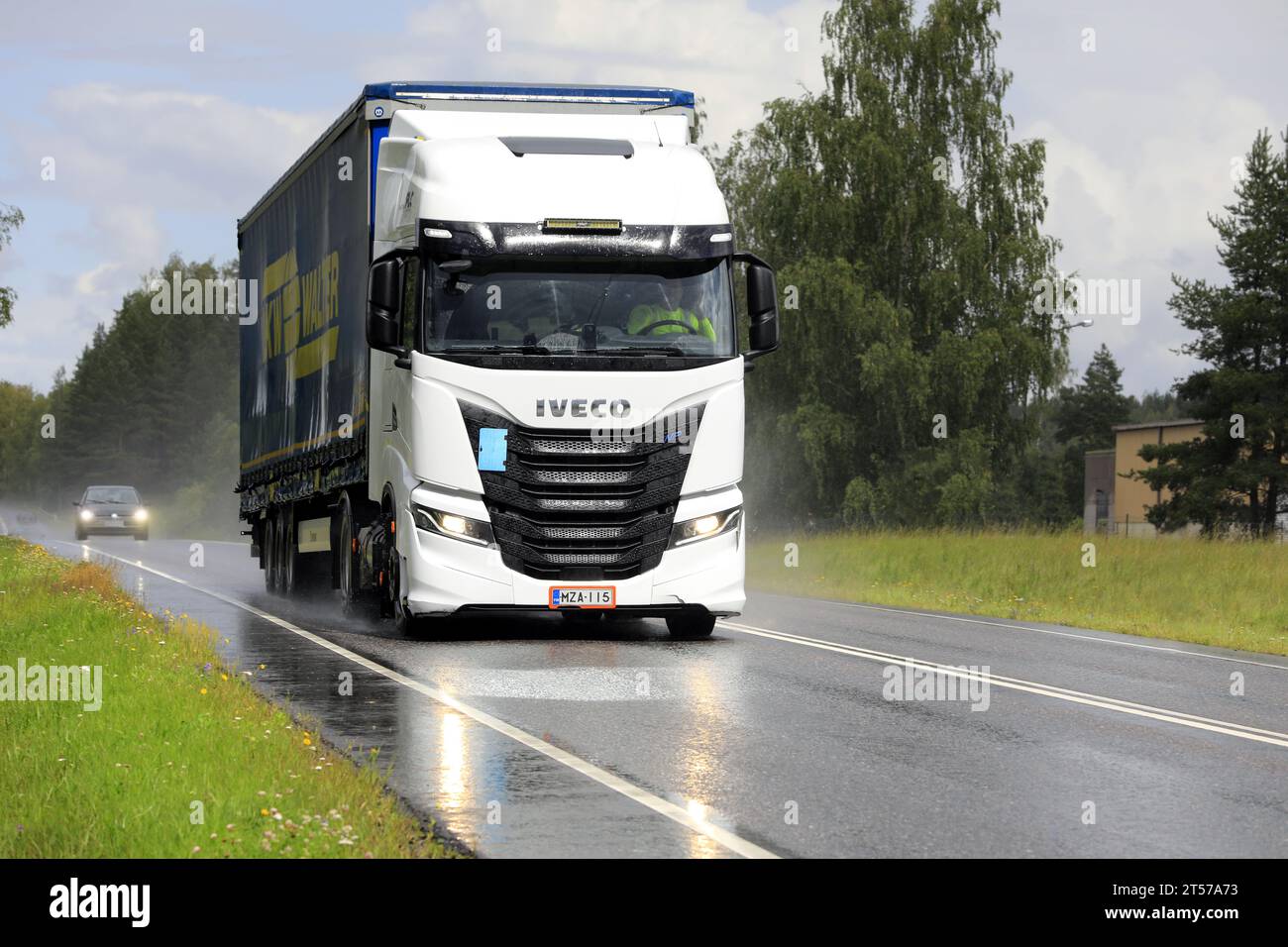 Nouveau camion Iveco S-Way Natural Power, NP, alimenté au gaz blanc, devant la semi-remorque dans la circulation routière un jour de pluie. Salo, Finlande. 20 juillet 2023. Banque D'Images