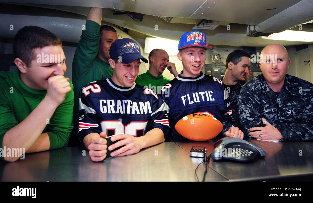 Les marins de la marine AMÉRICAINE parlent à l'entraîneur-chef des Patriots de la Nouvelle-Angleterre Bill Belichick lors d'un appel téléphonique sur le moral des fêtes à bord du Nimitz-Clas.jpg Banque D'Images