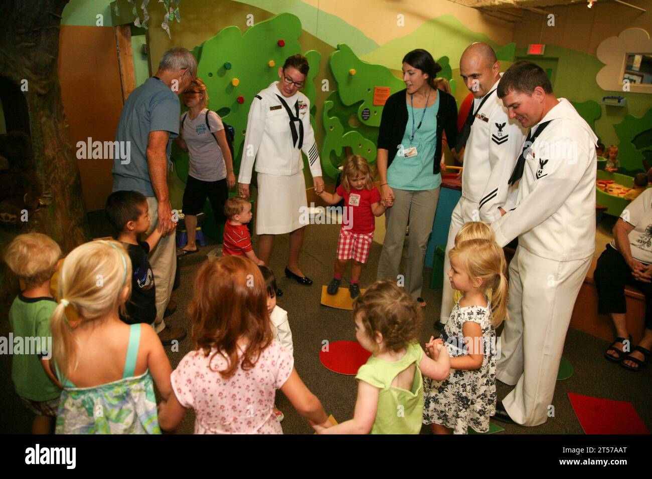 Les marins de la marine AMÉRICAINE participent à Story Tree Time au musée des enfants de Duke Energy pendant la Cincinnati Navy week 2011, l'une des Navy W.jpg de 21 Banque D'Images