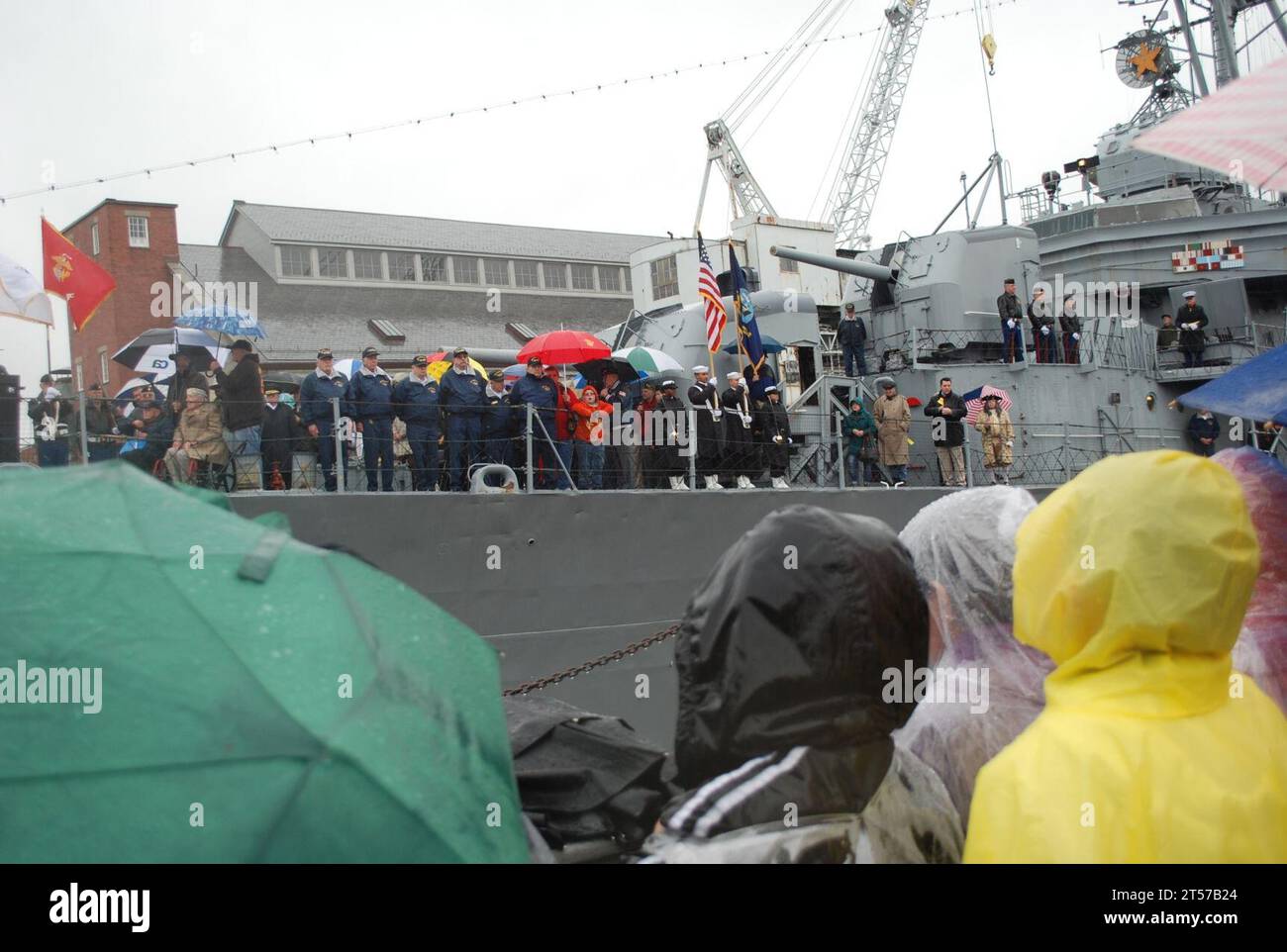 Des spectateurs de l'US Navy observent une cérémonie de Pearl Harbor Day à bord du destroyer désaffecté de classe Fletcher USS Cassin Young (DD 7.jpg Banque D'Images