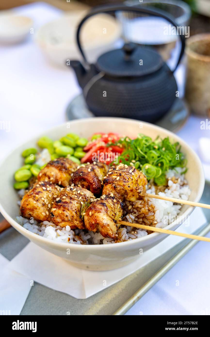 Yakitori Don donburi at Kinjo - Restaurant japonais, Bar & Grill, Oxted, Surrey Angleterre Banque D'Images