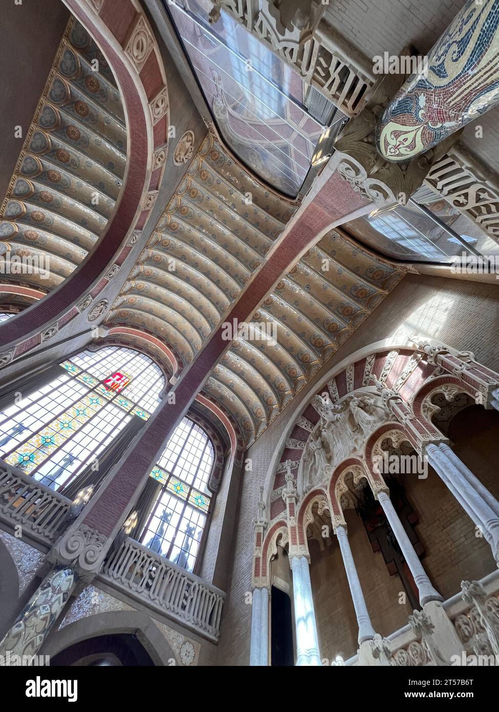 Toit intérieur de l'ancien hôpital de la Santa Creu i Sant Pau abritant la Recinte Modernista de Sant Pau. Banque D'Images