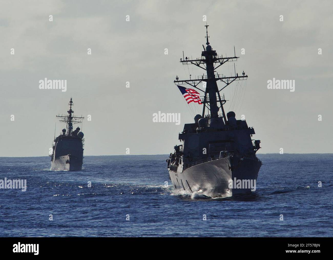 US Navy le destroyer de missiles guidés de classe Arleigh Burke USS Wayne E. Meyer (DDG 108) et le missile guidé de classe Ticonderoga c.jpg Banque D'Images