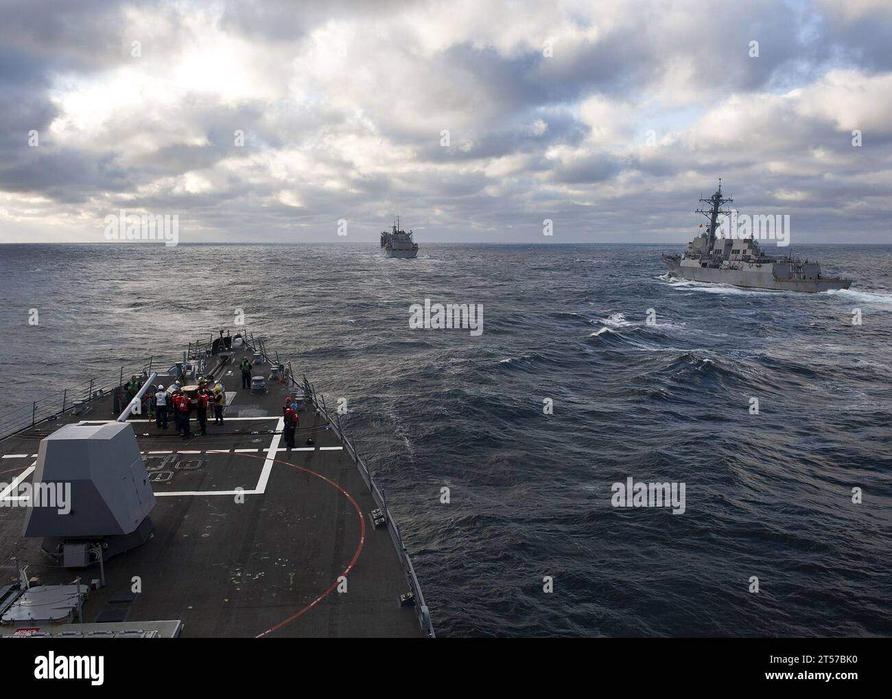 US Navy les destroyers à missiles guidés de classe Arleigh Burke USS Nitze (DDG 94), à gauche, et USS James E. Williams (DDG 95) approach.jpg Banque D'Images