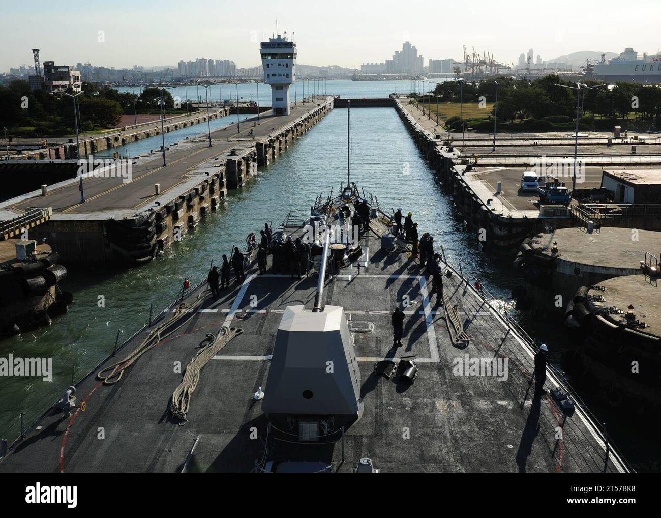 US Navy le destroyer de missiles guidés de classe Arleigh Burke USS Pinckney (DDG 91) s'arrête dans une porte d'écluse pour accueillir differe.jpg personnes Banque D'Images US Navy le destroyer de missiles guidés de classe Arleigh Burke USS Pinckney (DDG 91) s'arrête dans une porte d'écluse pour accueillir differe.jpg personnes Banque D'Images