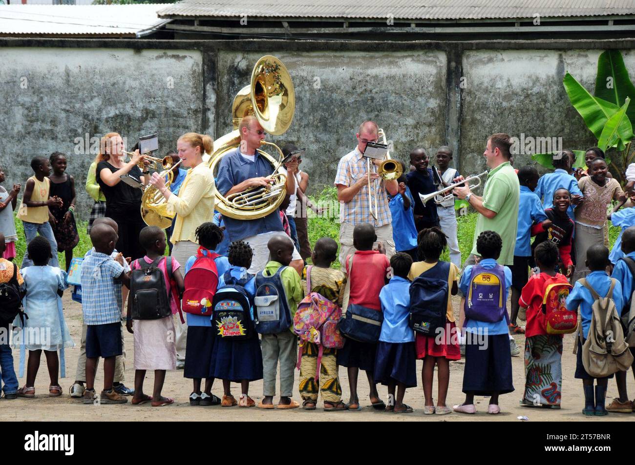 US Navy le commandant, Naval Forces Europe Band quintette de laiton joue pour les étudiants lors d'une relation communautaire project.jpg Banque D'Images