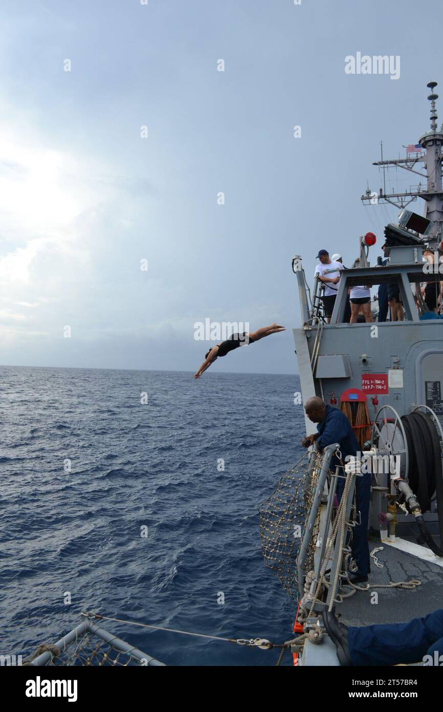 US Navy l'équipage du destroyer à missiles guidés USS Milius (DDG 69) fait une pause et tient un appel de nage lors de son transit dans le U.S.jpg Banque D'Images