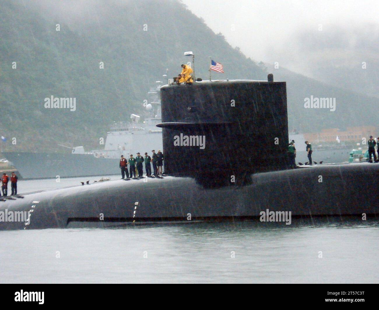 US Navy le sous-marin à missiles guidés USS Michigan (SSGN 727) passe devant le destroyer de la marine de la République de Corée ROKS Daejoyoung (DDGHM 977) alors qu'il arrive à Busan Naval Operations Base.jpg Banque D'Images