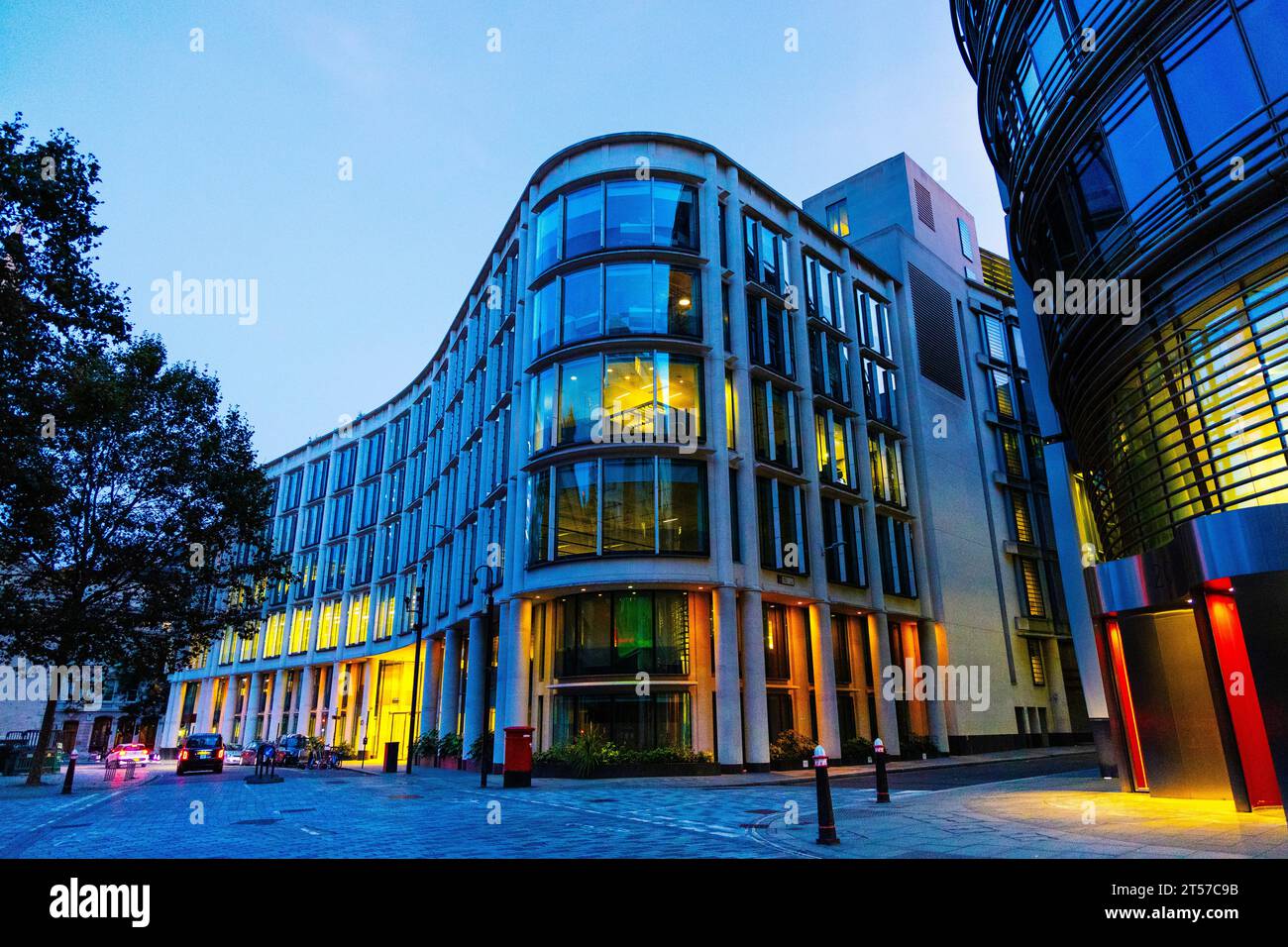 30 immeuble de la rue Gresham illuminé la nuit, City of London, Angleterre Banque D'Images