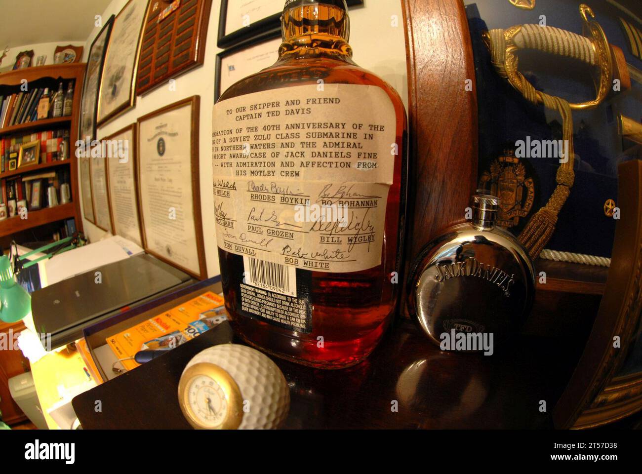 US Navy cette bouteille de whisky Jack Daniels Old No. 7 a été présentée à la Marine retraitée Banque D'Images