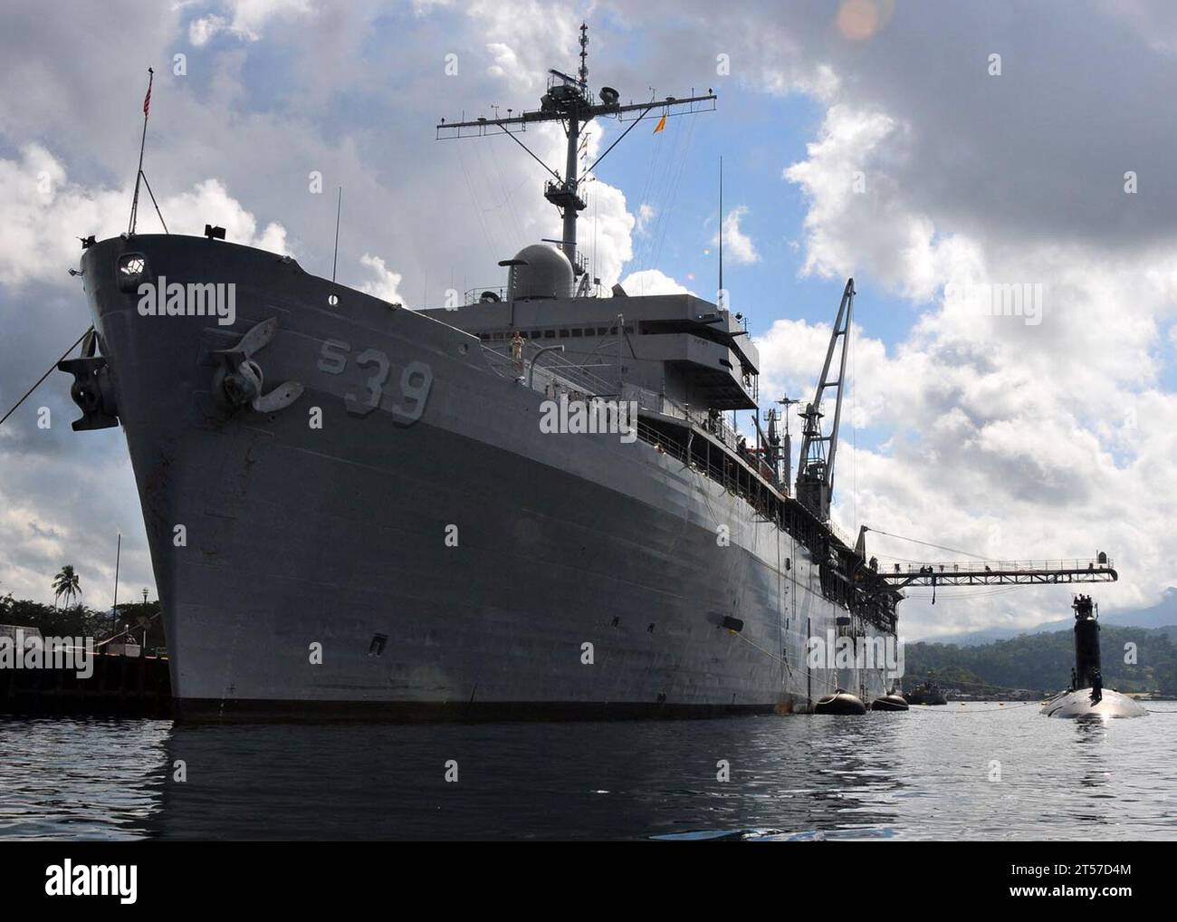 US Navy le sous-marin d'attaque de classe Virginia USS Texas (SSN 775) amarrage aux côtés du sous-marin USS Emory S. Land (AS 39).jpg Banque D'Images