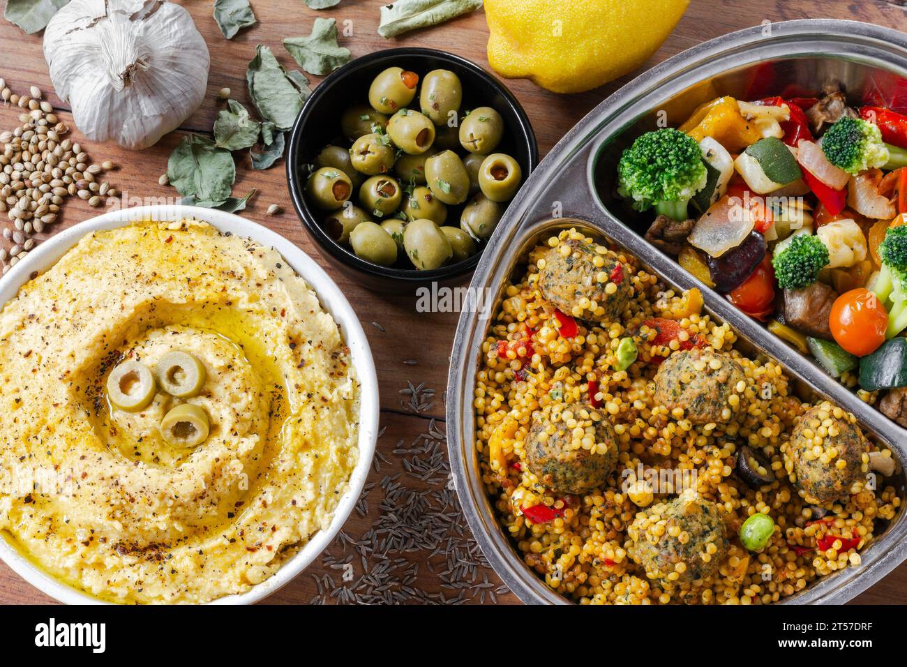 Repas végétalien/végétarien, avec houmous, falafel, légumes grillés et olives Banque D'Images