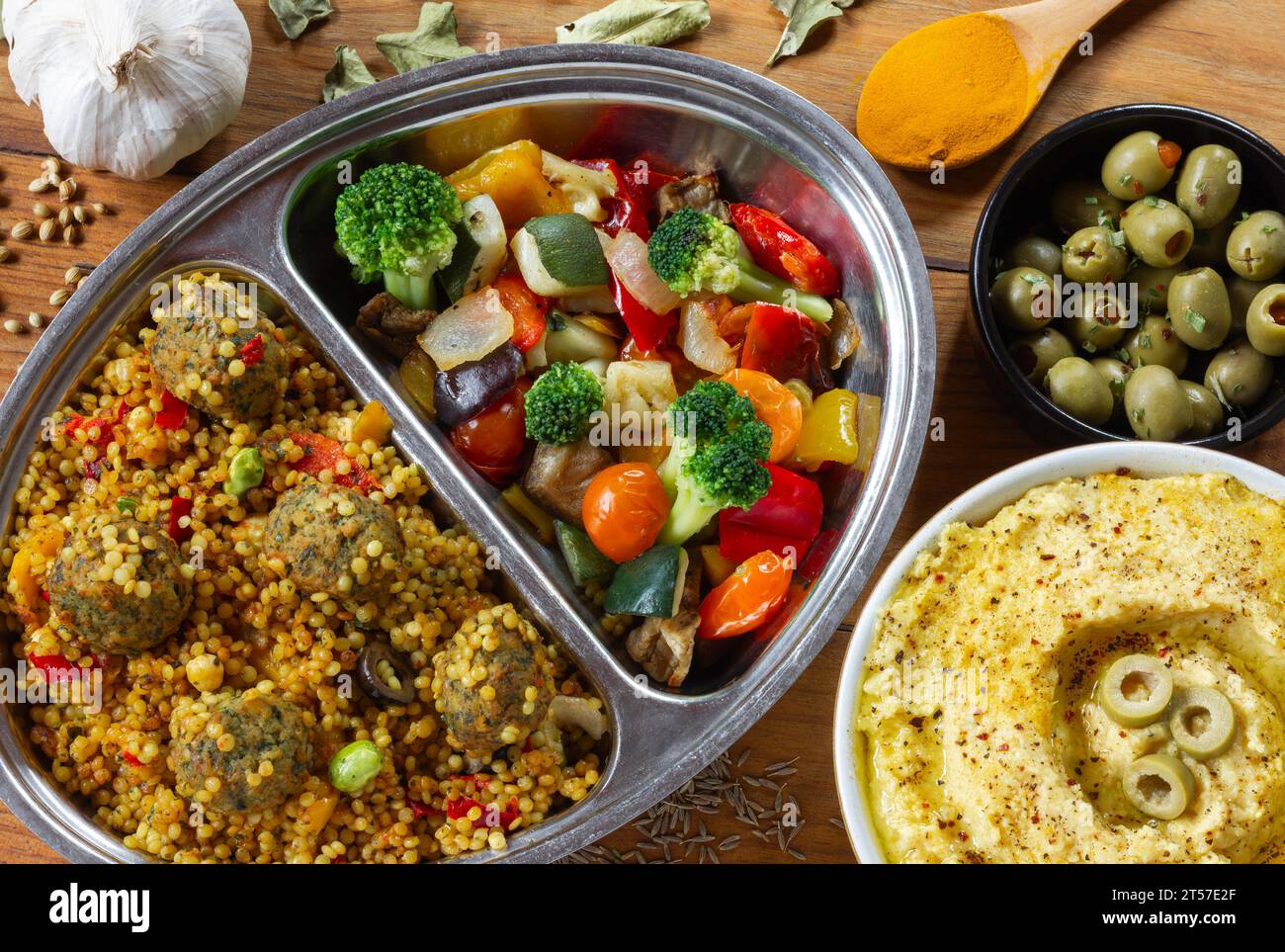 Repas végétalien/végétarien, avec houmous, falafel, légumes grillés et olives Banque D'Images