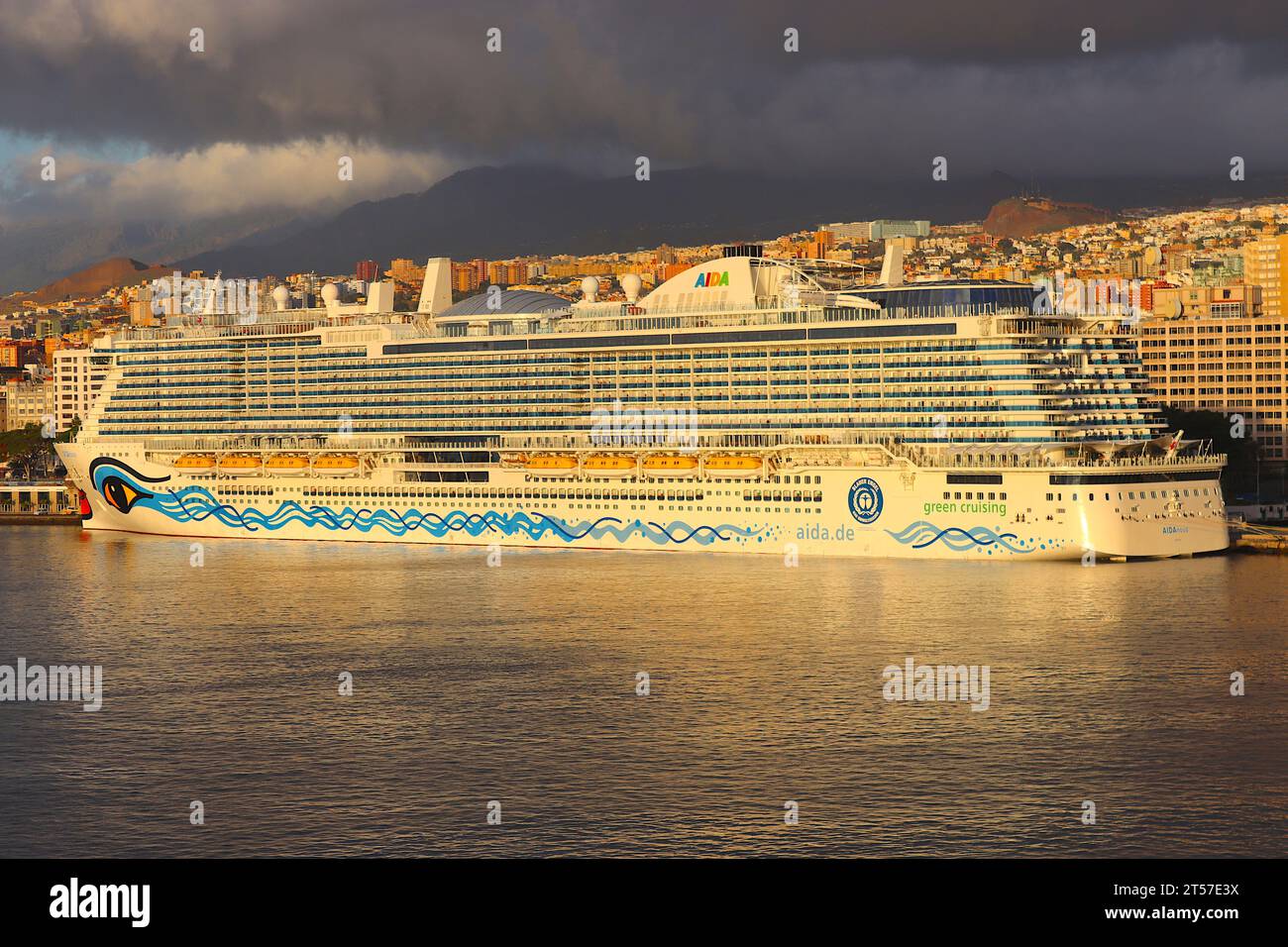 Tôt le matin, la lumière du soleil illumine l'énorme navire de croisière allemand "AidaNova" amarré à Santa Cruz, Tenerife, îles Canaries, avril 2022. Banque D'Images