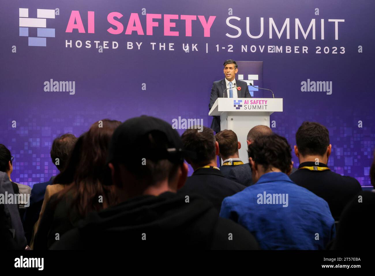 BLETCHLEY PARK, BUCKINGHAMSHIRE, ANGLETERRE, Royaume-Uni - 02 novembre 2023 - le Premier ministre du Royaume-Uni, Rishi Sunak, termine la deuxième journée du Sommet sur la sécurité de l'IA à Bletchley Park Banque D'Images