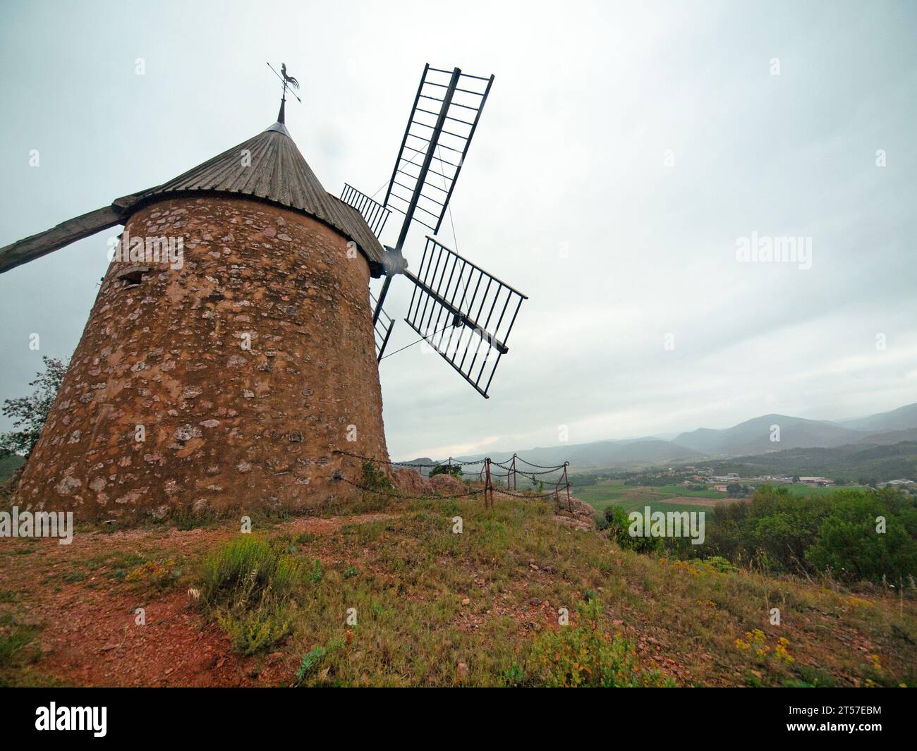 Un moulin à vent à la périphérie de Saint-Chinian, France Banque D'Images