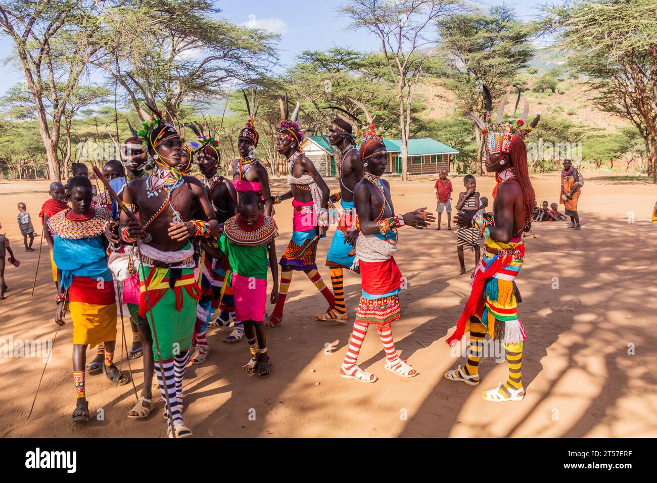 SOUTH HORR, KENYA - 12 FÉVRIER 2020 : groupe de jeunes hommes et femmes de la tribu Samburu dansant portant des coiffes colorées faites de plumes d'autruche après M. Banque D'Images