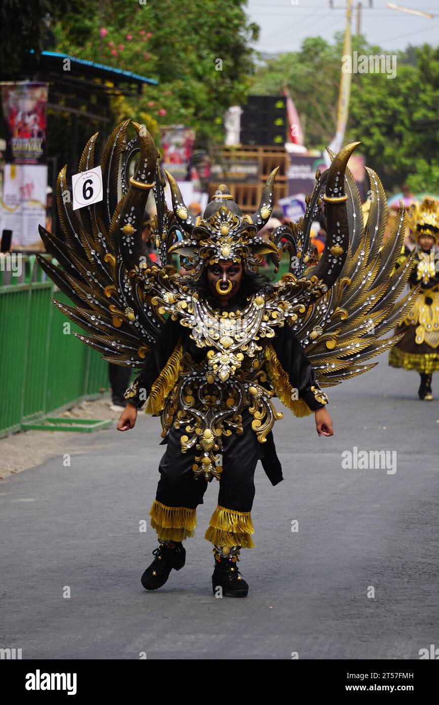 Le participant Biro Fashion Carnival avec un costume de buffle Banque D'Images