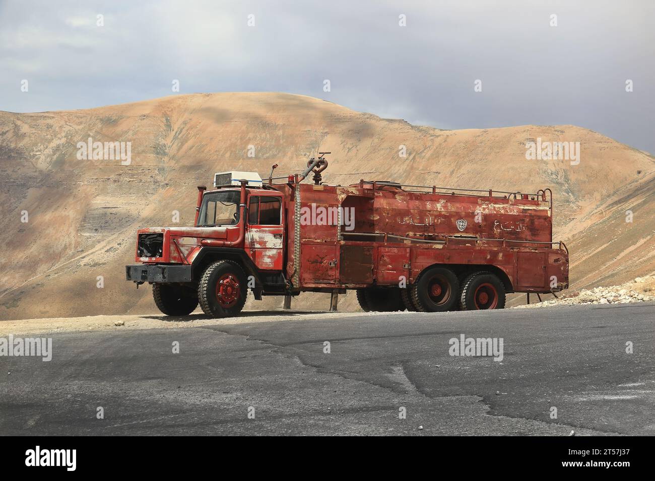Un camion de pompiers libanais de la Défense civile stationné sur une route dans les montagnes. Banque D'Images