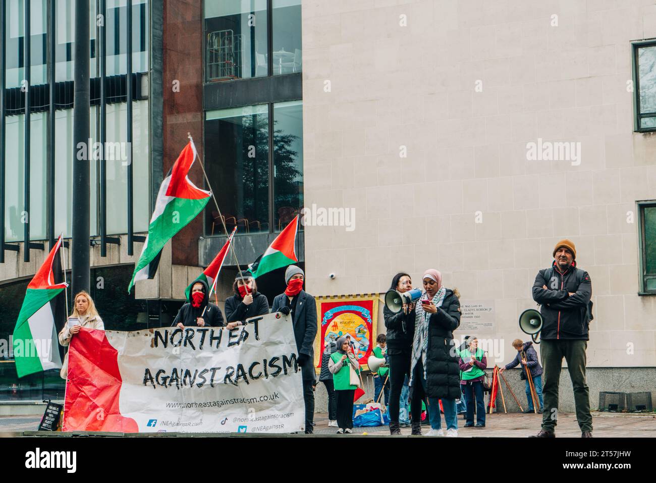 Une oratrice s'adresse à la foule lors de la marche pro-Palestine avec des drapeaux palestiniens et des panneaux anti-racisme. Newcastle upon Tyne, Angleterre, Royaume-Uni - octobre 28 2023. Banque D'Images