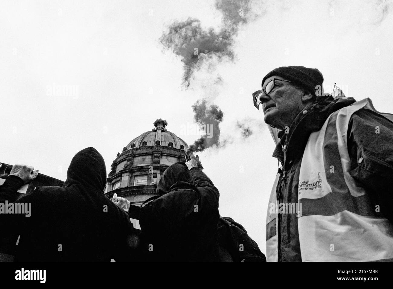 Les manifestants brandissent des bombes fumigènes en l'air devant l'architecture de Newcastle lors de la marche Pro Palestine. Newcastle upon Tyne, Royaume-Uni - octobre 28 2023. Banque D'Images