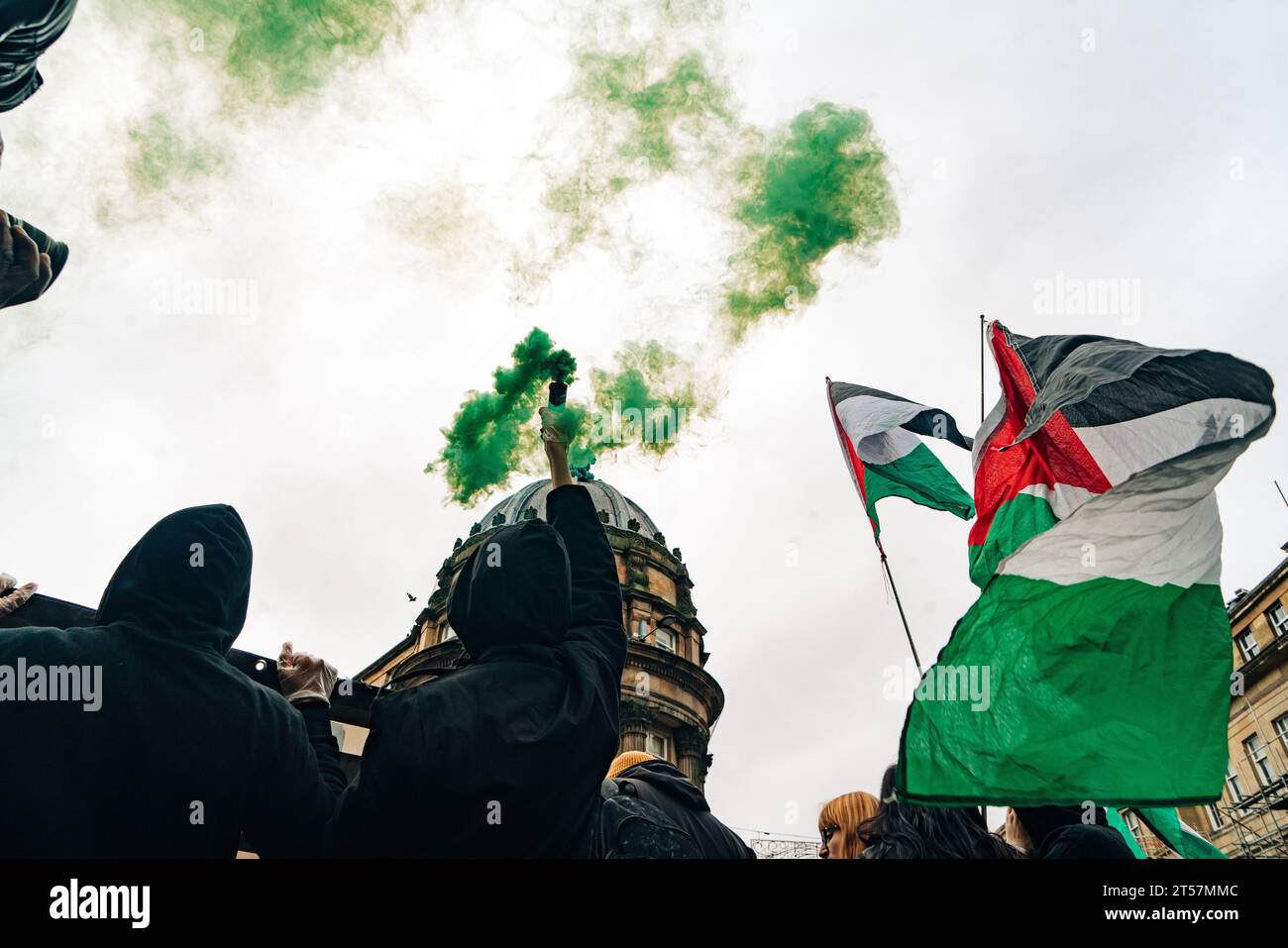 Les manifestants agitent des bombes fumigènes vertes dans les airs tandis que les drapeaux palestiniens agitent devant l'architecture de Newcastle. Newcastle upon Tyne, Royaume-Uni - octobre 28 2023. Banque D'Images