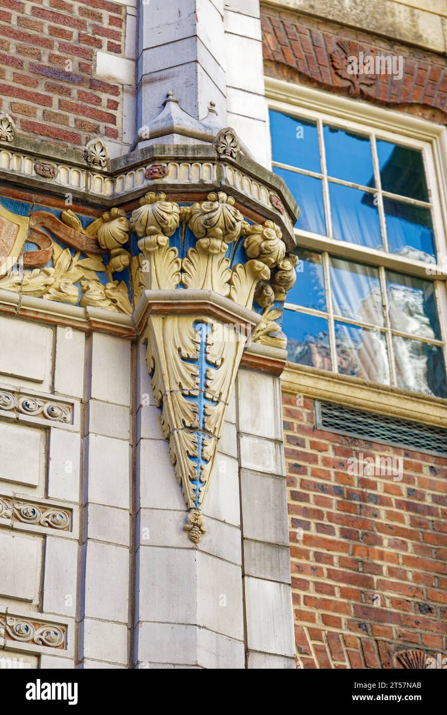 40 East 62nd Street est un immeuble d'appartements de 1911, conçu par Albert Joseph Bodker avec de la terre cuite colorée dans un style néo-médiéval. Banque D'Images