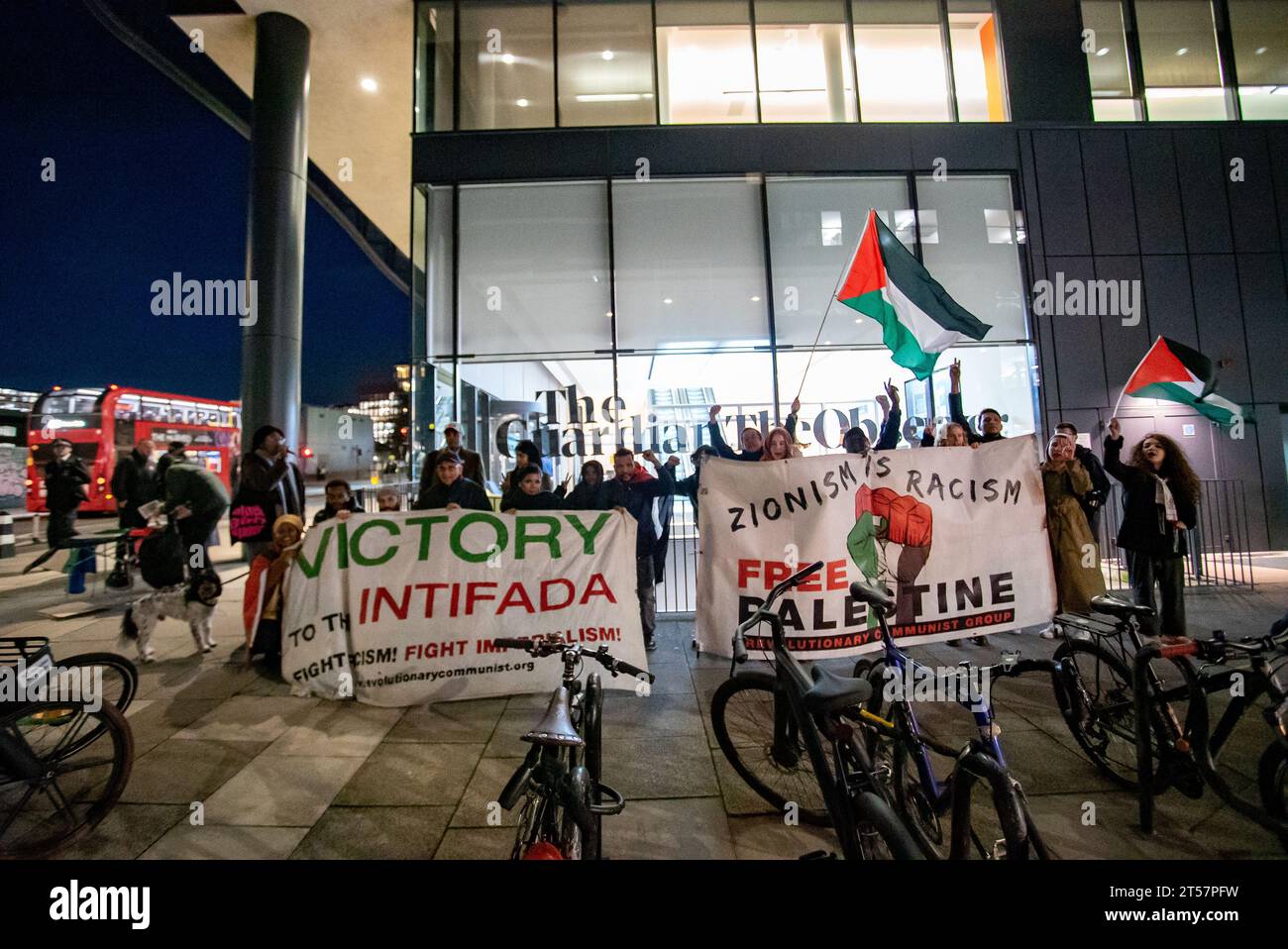 Londres, Royaume-Uni - 31 octobre 2023 : manifestation pro-palestinienne contre la couverture des gardiens de la guerre Isréal - Hamas. Banque D'Images