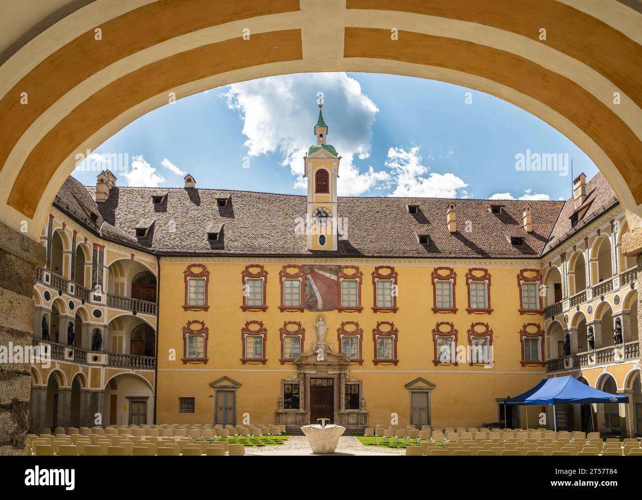 Le château de Hofburg (13e siècle), ancienne résidence des évêques de Brixen (Bressanone), province de Bolzano, Tyrol du Sud, Italie du Nord, Europe Banque D'Images