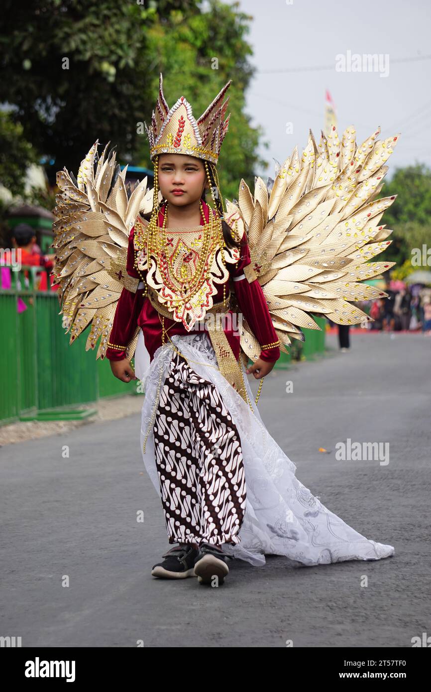 Le participant Biro Fashion Carnival avec un costume d'oiseau Banque D'Images