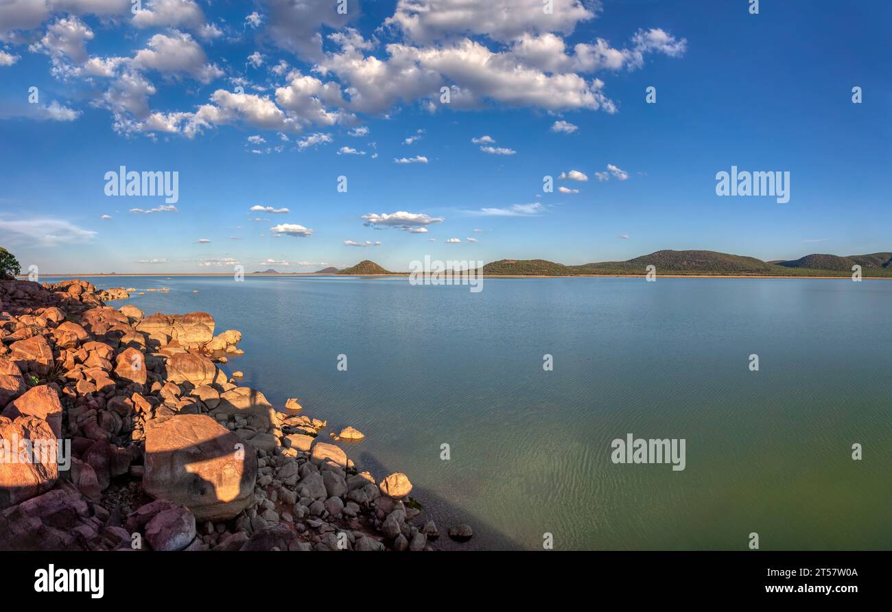 lac près de gaborone capitale du Botswana, paysages africains, vue surélevée depuis l'île en fin d'après-midi Banque D'Images