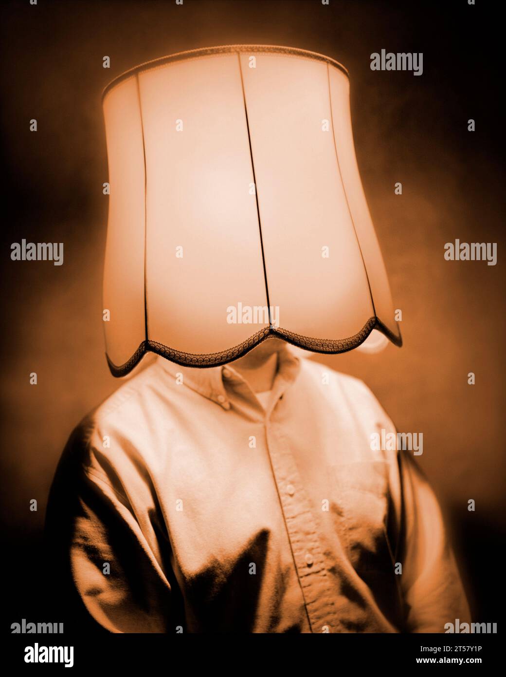 Personne portant un abat-jour éclairé ; idée lumineuse illustrée en studio. Banque D'Images