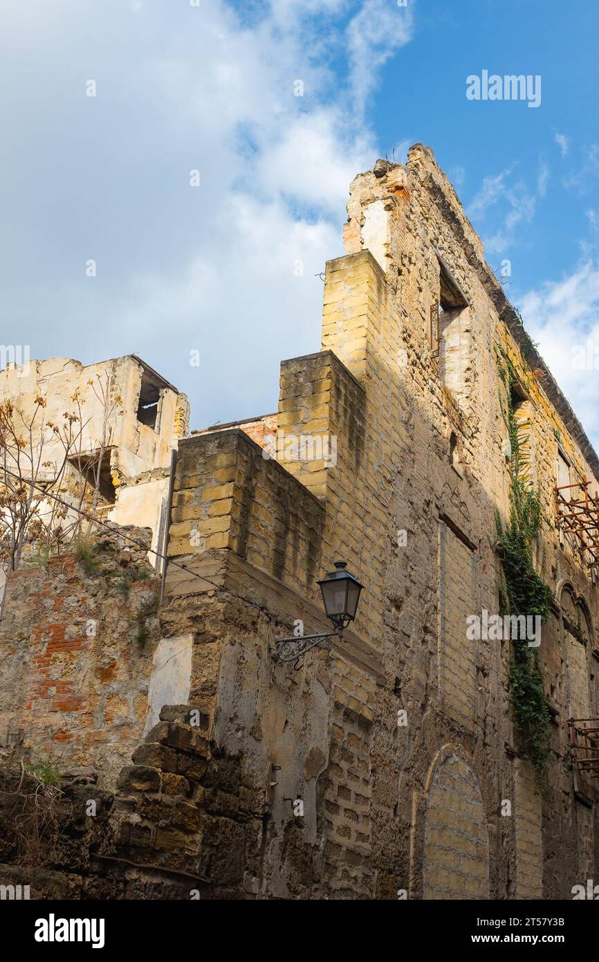 Palerme, Sicile, 2016. Les pierres et briques délabrées d'une maison en ruine dans le centre historique de Palerme (vertical) Banque D'Images