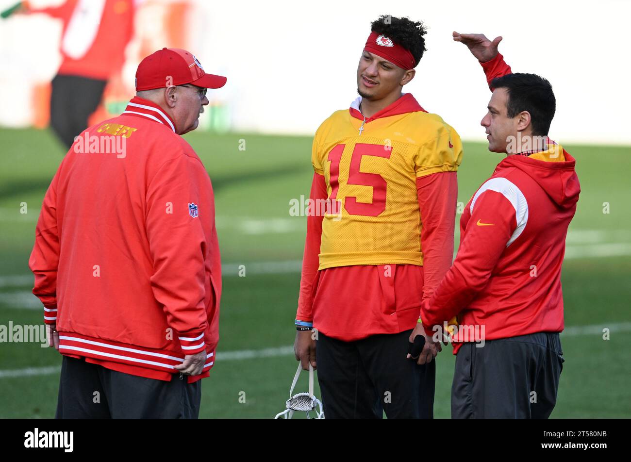 03 novembre 2023, Hesse, Francfort-sur-le-main : football américain : NFL, avant le match de saison Kansas City Chiefs - Miami Dolphins, Chiefs entraînement. L'entraîneur-chef Andy Reid (l) des Chiefs de Kansas City parle à son quarterback Patrick Mahomes (M) lors des entraînements sur le campus DFB. Photo : Arne Dedert/dpa Banque D'Images