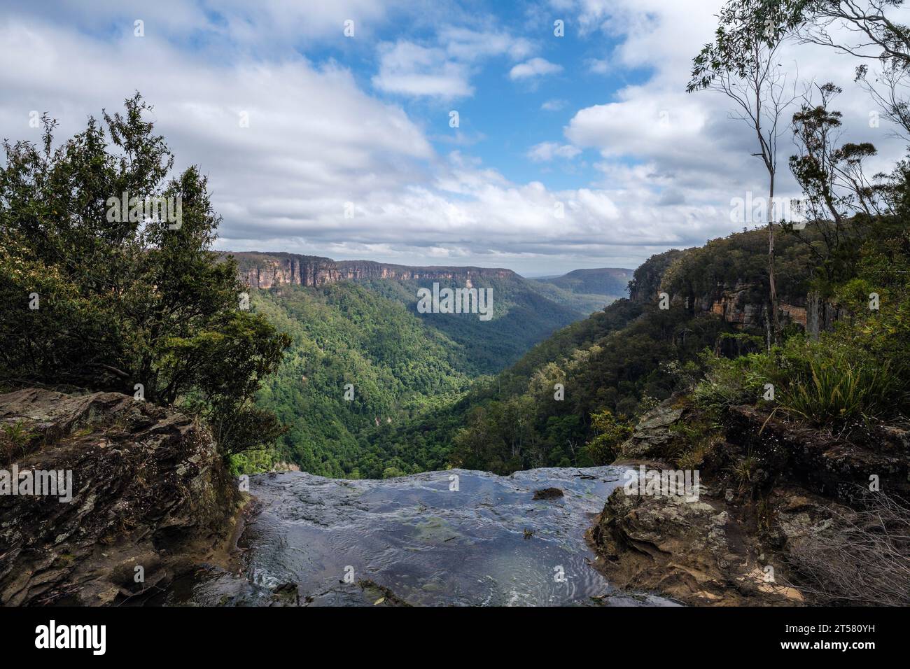Vue de la vallée de Yarrunga Creek surplombant les chutes Fitzroy, parc national Morton, Nouvelle-Galles du Sud, Australie Banque D'Images