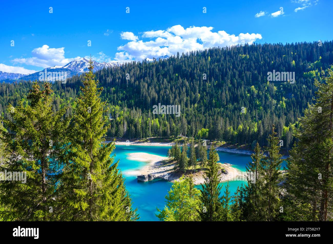 Petite île au milieu du lac de Cauma (Caumasee) avec de l'eau bleu cristal dans de beaux paysages de montagne à Flims, Graubuenden - Suissan Banque D'Images