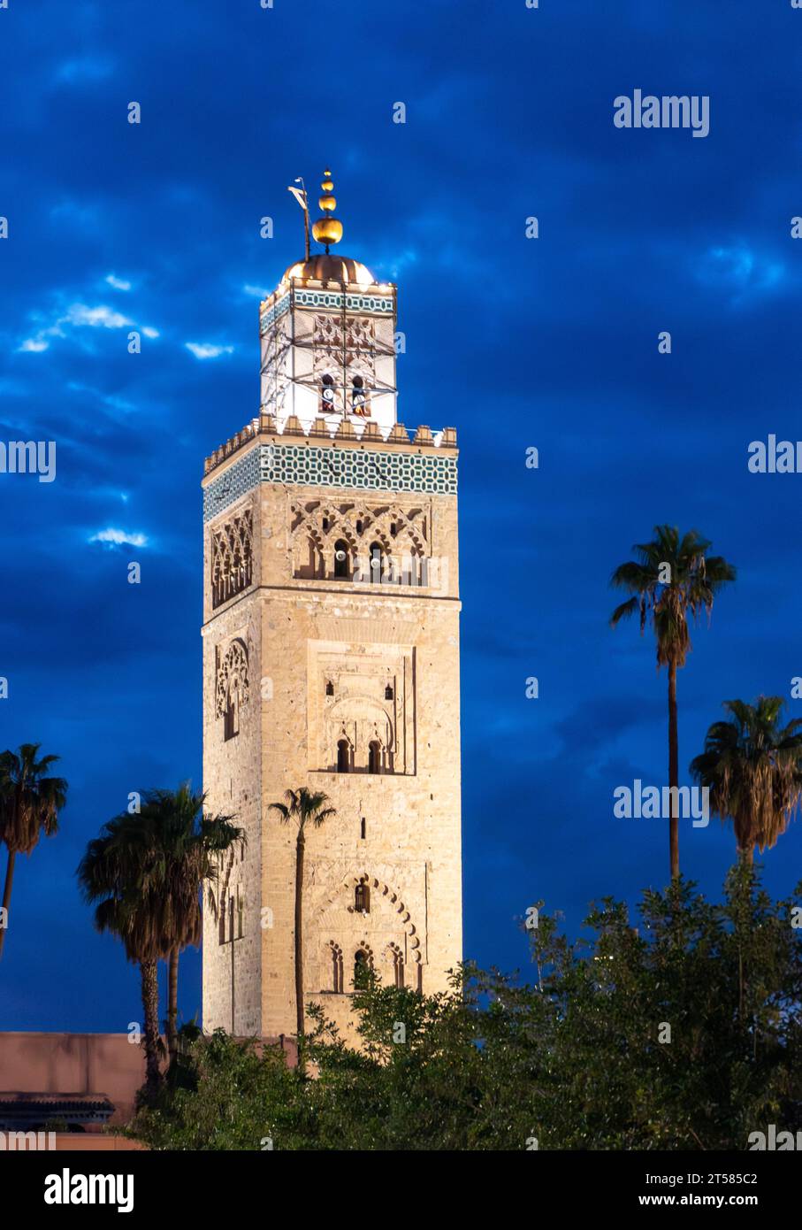 Mosquée Koutoubia la nuit à Marrakech, Maroc. Le dessus est traité avec de larges bandes métalliques en raison des dommages du tremblement de terre d'octobre 2023. Banque D'Images