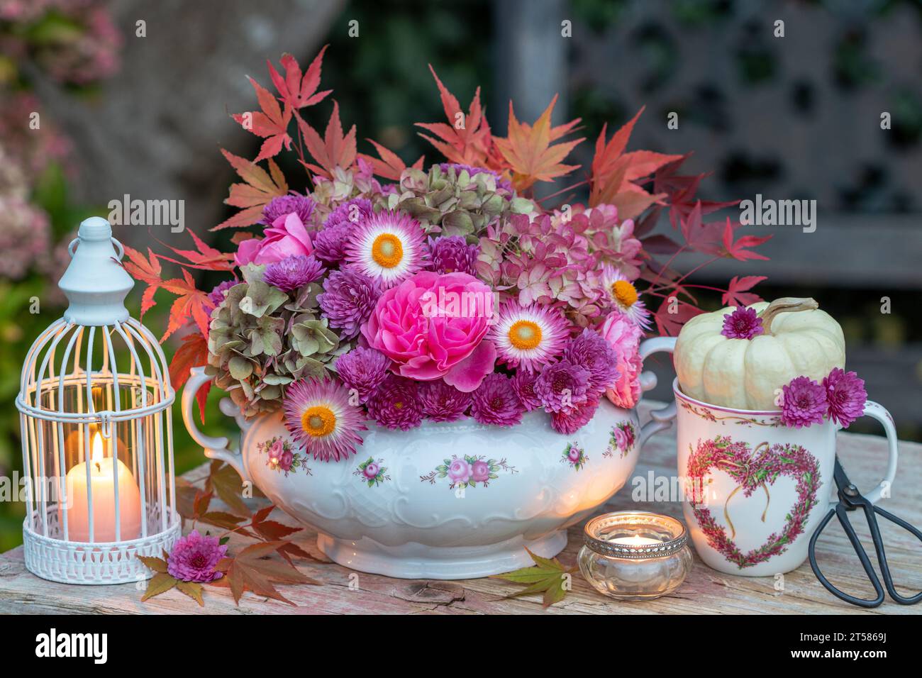 arrangement de fleurs romantiques de roses roses, fleurs d'hortensia, chrysanthèmes et feuilles d'érable dans la soupe vintage Banque D'Images