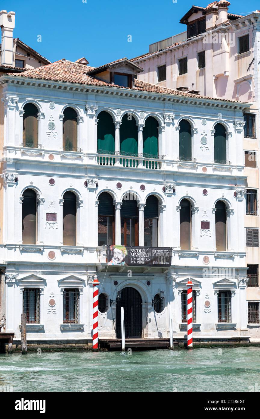 Le Palazzo Vendramin Grimani est la Fondazione dell’Albero d’Oro (Fondation de l’arbre d’Or) a été fondée en 2019 par cinq amis qui ont partagé le Banque D'Images