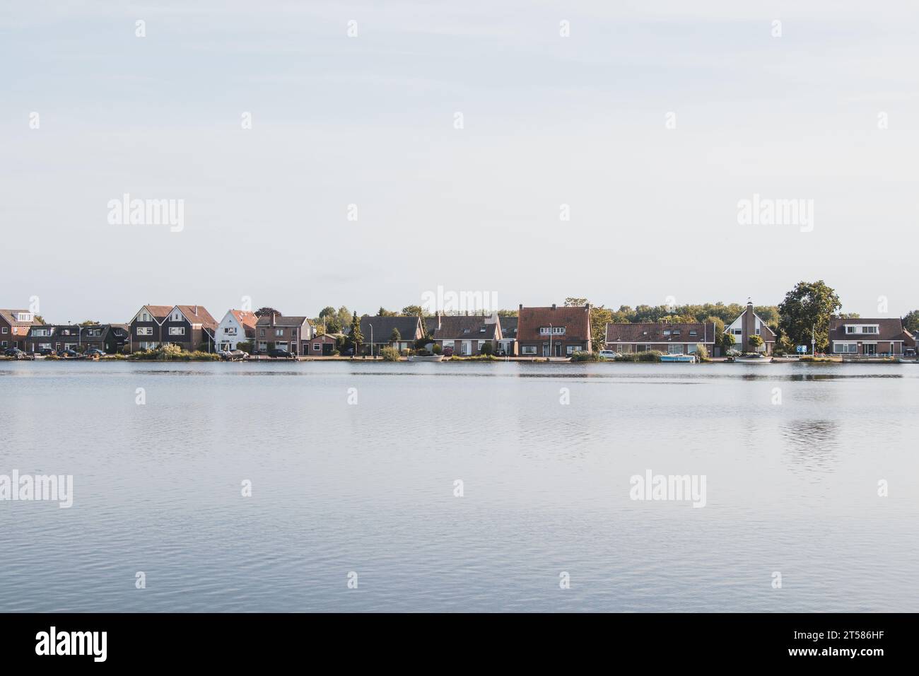 Vue sur le canal et la périphérie d'Amsterdam. La vie paisible à côté de la vie occupée. Style de vie rural. Banque D'Images