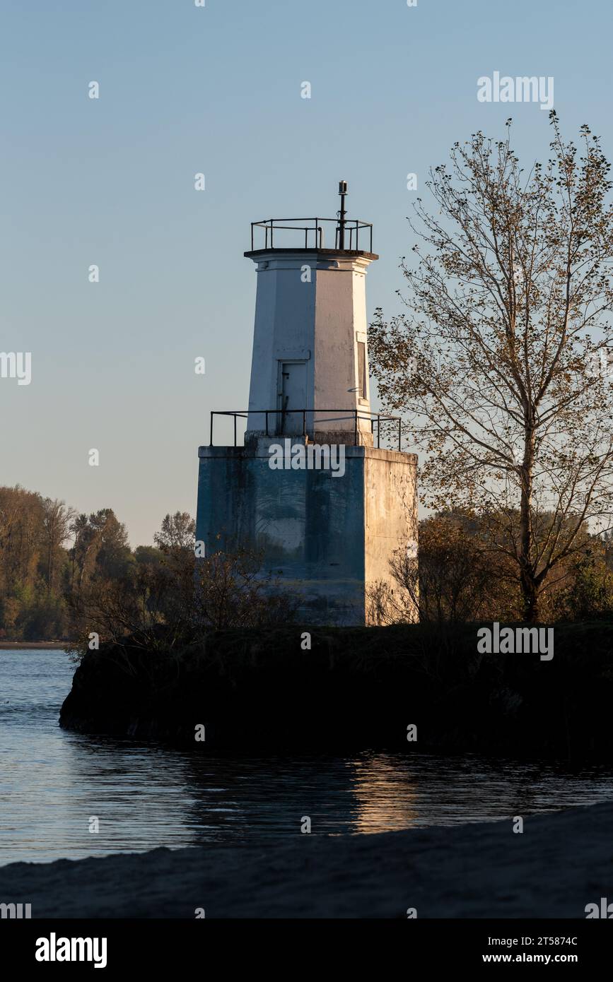 Phare de Warrior Rock sur le fleuve Columbia, Sauvie Island, Oregon. Banque D'Images