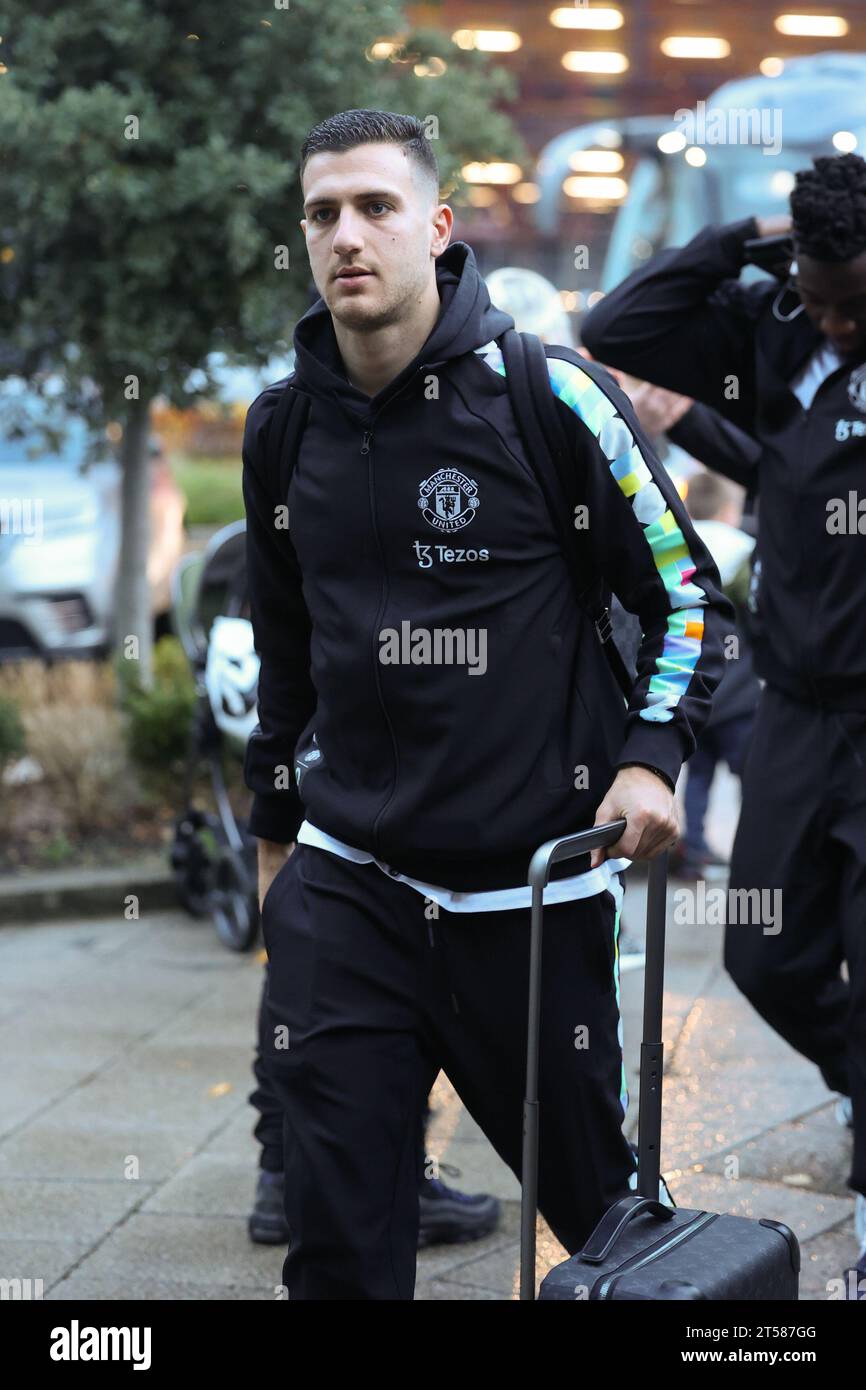 Diogo Dalot de Manchester United à Stockport Station avant le coup d'envoi anticipé de Man United contre Fulham demain (vendredi 3 novembre 2023). (Photo : Pat Isaacs | MI News) crédit : MI News & Sport / Alamy Live News Banque D'Images