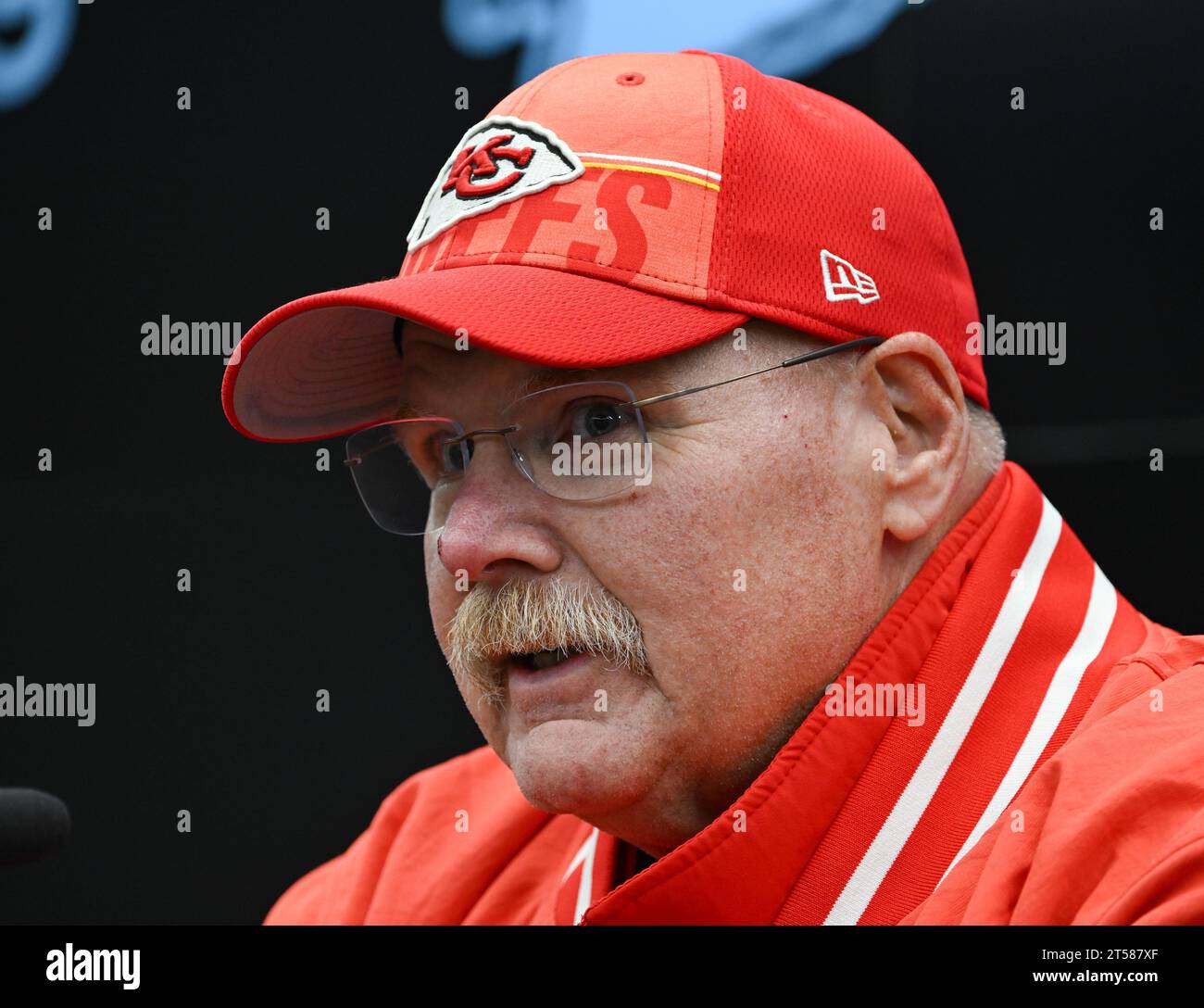 03 novembre 2023, Hesse, Francfort-sur-le-main : football américain : NFL, avant le match de la saison Kansas City Chiefs - Miami Dolphins, conférence de presse des Chiefs. Andy Reid, entraîneur-chef des Chiefs de Kansas City, prend la parole lors de la conférence de presse sur le campus DFB. Photo : Arne Dedert/dpa crédit : dpa Picture alliance/Alamy Live News Banque D'Images