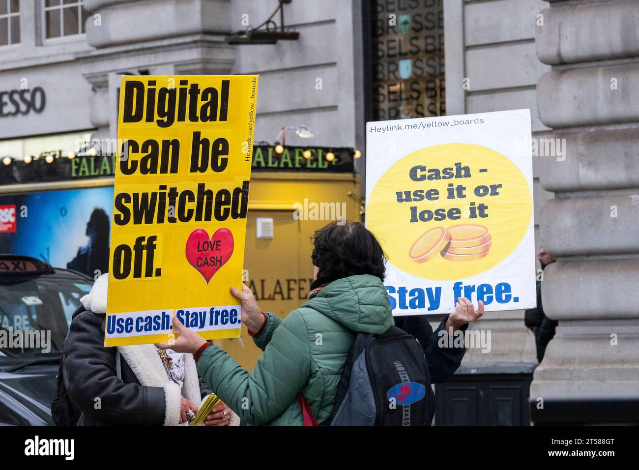 Londres, Royaume-Uni. 3 novembre 2023. Des manifestants à Piccadilly Circus branchent des panneaux protestant contre l'utilisation de la monnaie numérique et une société sans numéraire. Les manifestants réclament la poursuite de l'utilisation d'espèces physiques dans les transactions financières. Crédit : Stephen Chung / Alamy Live News Banque D'Images